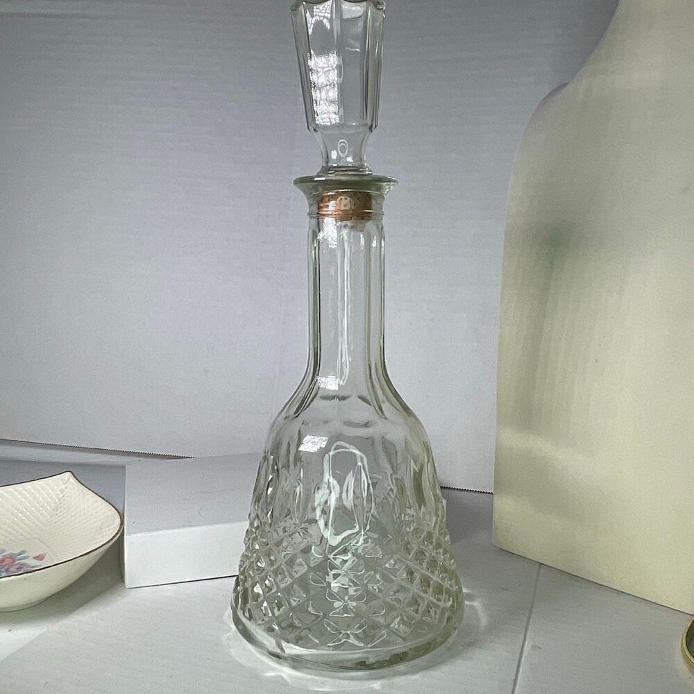 Vintage 1981 Mogen David decanter corked 12:75” bottle